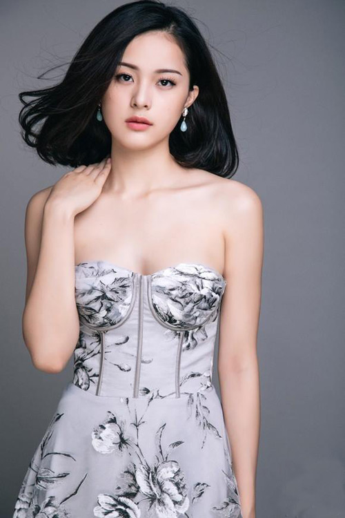 Hạ Vi thường xuyên xuất hiện trên các mặt báo trong những bộ ảnh thời trang ấn tượng.