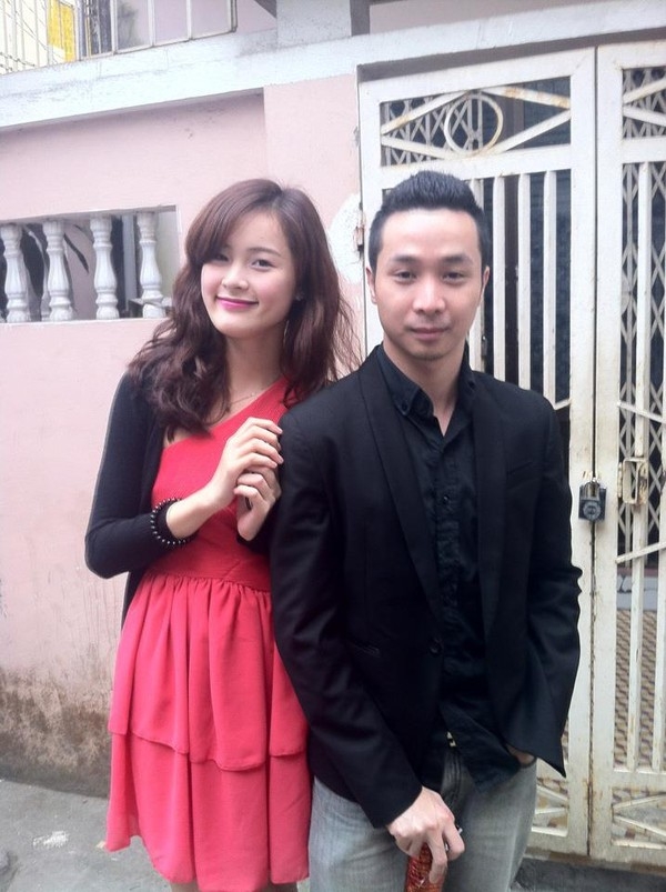 Ngoài phần cằm hơi bè, cánh mũi của Hạ Vi cũng được chú ý vì sự khác biệt so với hiện tại.