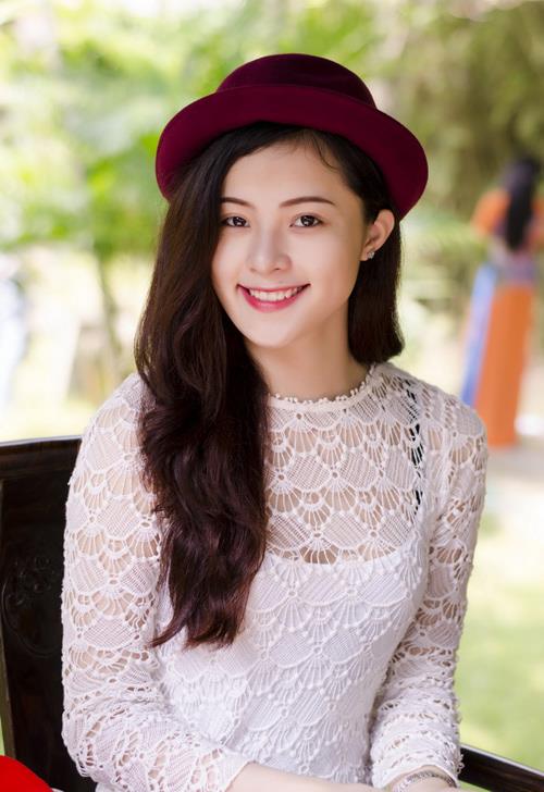 Lúc này, gương mặt của người đẹp vẫn giữ được nét tự nhiên.