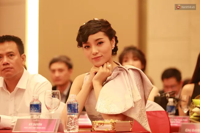 Trước những bình luận không hay này, Tony Nguyễn - chuyên gia make up cho Kỳ Duyên cho biết, anh quyết định làm kiểu tóc cổ điển này để hợp với bộ đầm mà Kỳ Duyên mặc. Phần tóc được nhấn bởi bờm ngọc trai và phần mái lượn chỉ là tóc giả.