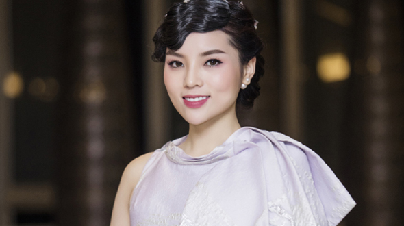 Tuy nhiên, đây không phải là lần đầu tiên kiểu tóc ‘mái tôn’ này được các mỹ nhân Việt áp dụng.