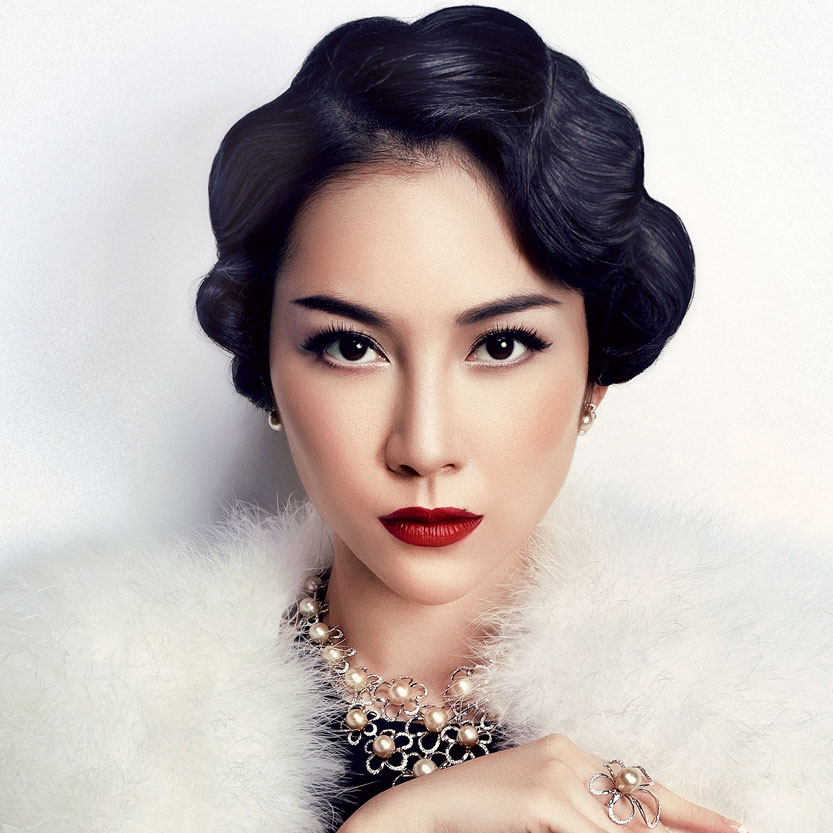 Kiểu tóc uốn cổ điển càng tôn lên được nét đẹp và khẳng định được đẳng cấp một ngôi sao hạng A của Linh Nga.