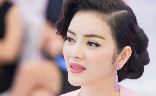 Lý Nhã Kỳ sang trọng và đẳng cấp với kiểu tóc ‘mái tôn’, lượn sóng.