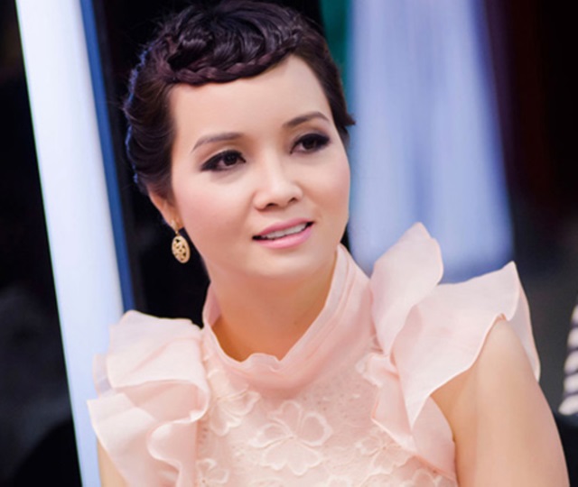 Còn Mai Thu Huyền khiến nhiều người choáng voáng khi vẻ đẹp của nữ diễn viên gạo cội đã đi đâu mất nhờ quả đầu “mái tôn” độc, lạ này.