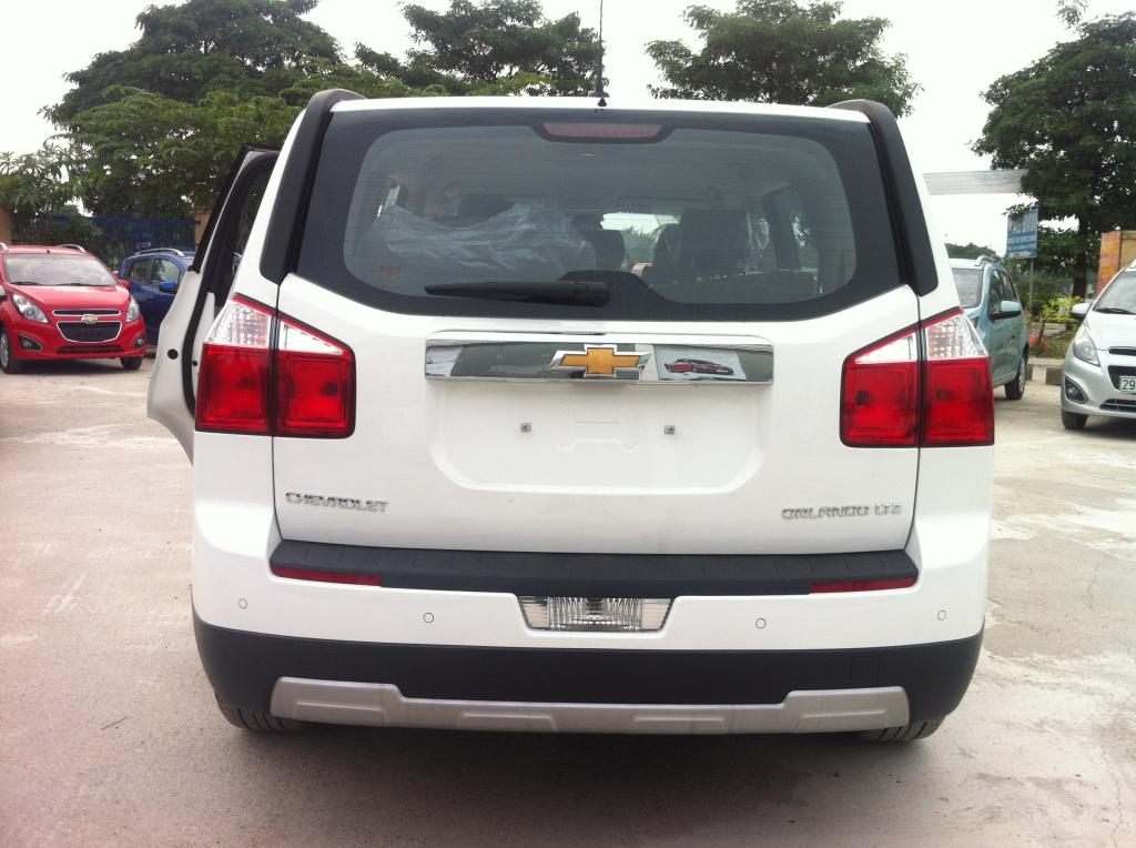 Cần gạt mưa xe Orlando 2016 có cảm biến tự điều chỉnh tốc độ gạt, gương điều khiển điện, gập điện, cửa kính lái điều khiển điện 1 chạm là những tính năng hiện đại của Chevrolet Orlando mà nhiều đối thủ cùng phân khúc khác không có được. 