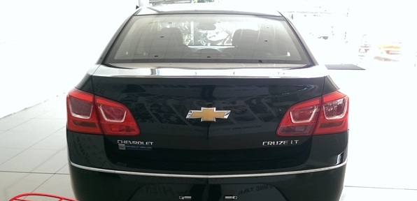 Đuôi xe Chevrolet Cruze LT nổi bật với cụm đèn hậu thừa hường thiết kế từ siêu xe Chevrolet Camaro.