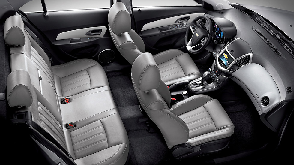Nội thất xe Cruze LT 2016 toát lên vẻ trang nhã, lịch sự bởi việc sử dụng kết hợp những mảng màu sáng tối một cách hài hòa.