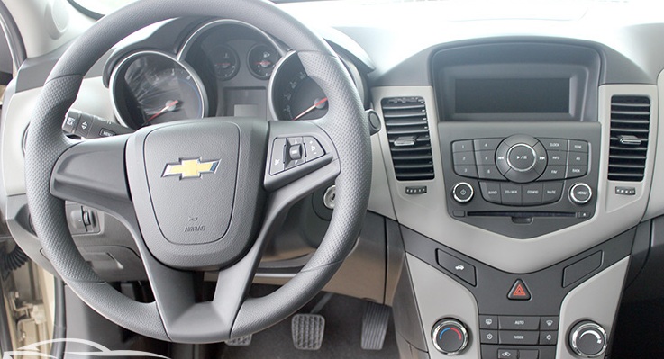 Tay lái xe Cruze LT sử dụng vô lăng 3 chấu thể thao với chất liệu nhựa pha cao su cho khả năng cầm lái khá tốt, bên cạnh đó, vô lăng xe có tích hợp các phím tăng giảm âm lượng và kết nối giải trí thuận tiện thao tác cho người điều khiển.