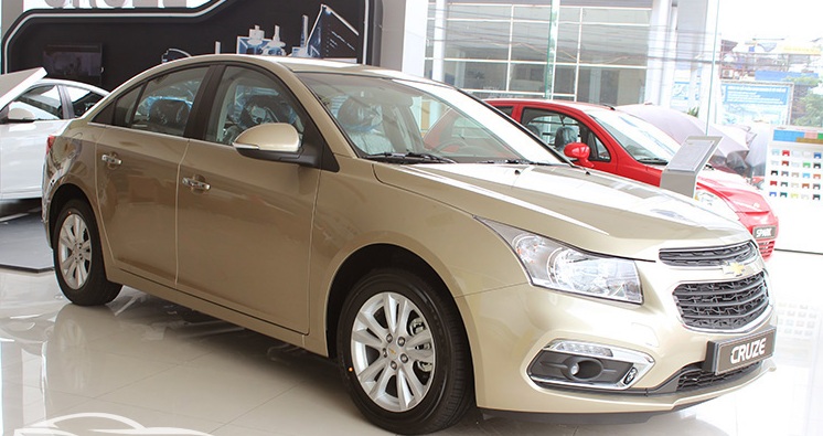 Cruze LT 2016 có kiểu dáng mới vô cùng sang trọng và bắt mắt nhờ việc sử dụng nhiều chi tiết đường viền mạ crom sáng bóng. 