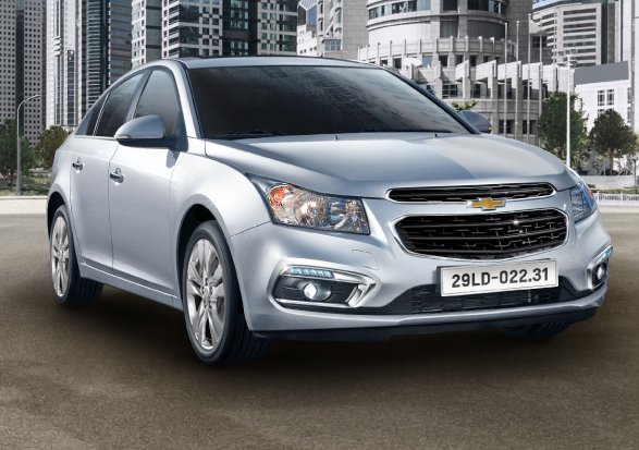 Chevrolet Cruze LT sẽ là một lựa chọn đáng tiền ở phân khúc xe sedan hạng C bởi kiểu dáng hiện đại sang trọng và nội thất rộng rãi mà mức giá lại rất hợp lý khi chỉ tầm tiền với xe sedan hạng B như Toyota Vios E.