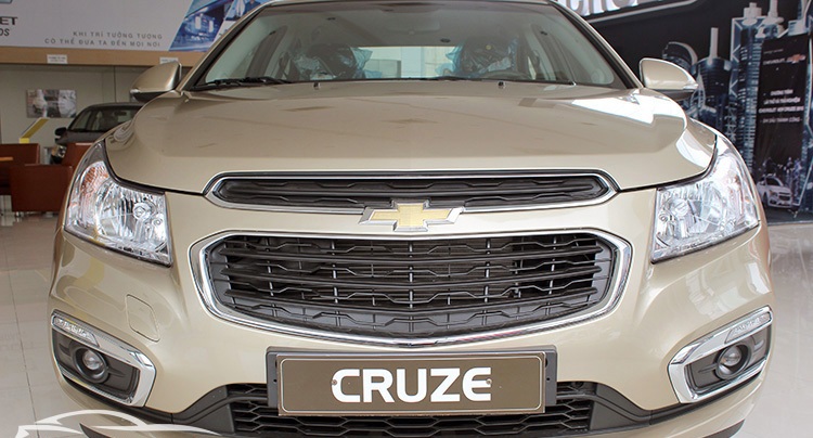 Nhìn từ phía trước, Cruze LT 2015 ấn tượng hơn bao giờ hết, đèn sương mù dạng thấu kính và đèn chiếu sáng ban ngày dạng LED daylight mới tạo nên sự phá cách. Đèn pha vát ngược về phía sau vẫn theo hình cánh chim nét đặc trưng của dòng xe này.