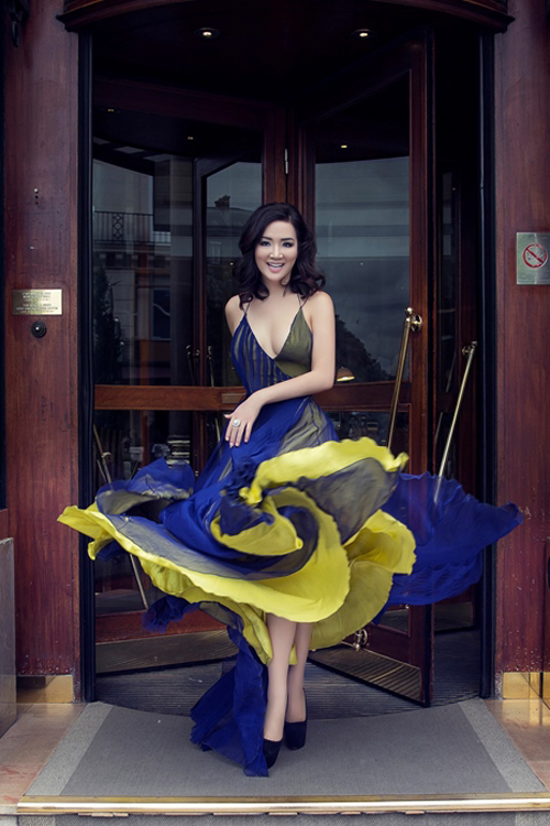 Chiếc váy thuộc dòng haute couture của NTK Julien Fournie được dành riêng cho vóc dáng chuẩn mực của Hoa hậu Đền Hùng. Sự xuất hiện của Giáng My là một điểm nhấn lớn về nhan sắc tại Tuần lễ thời trang Paris.