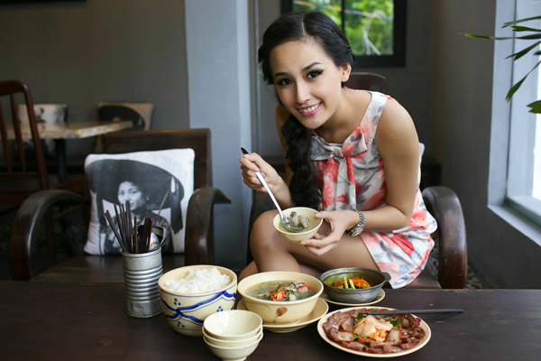 Các nhà hàng ẩm thực của Mai Phương Thúy mang đến ấn tượng đầu tiên bởi phong cách thiết kế, bài trí không gian sang trọng nhưng vẫn đậm chất truyền thống…
