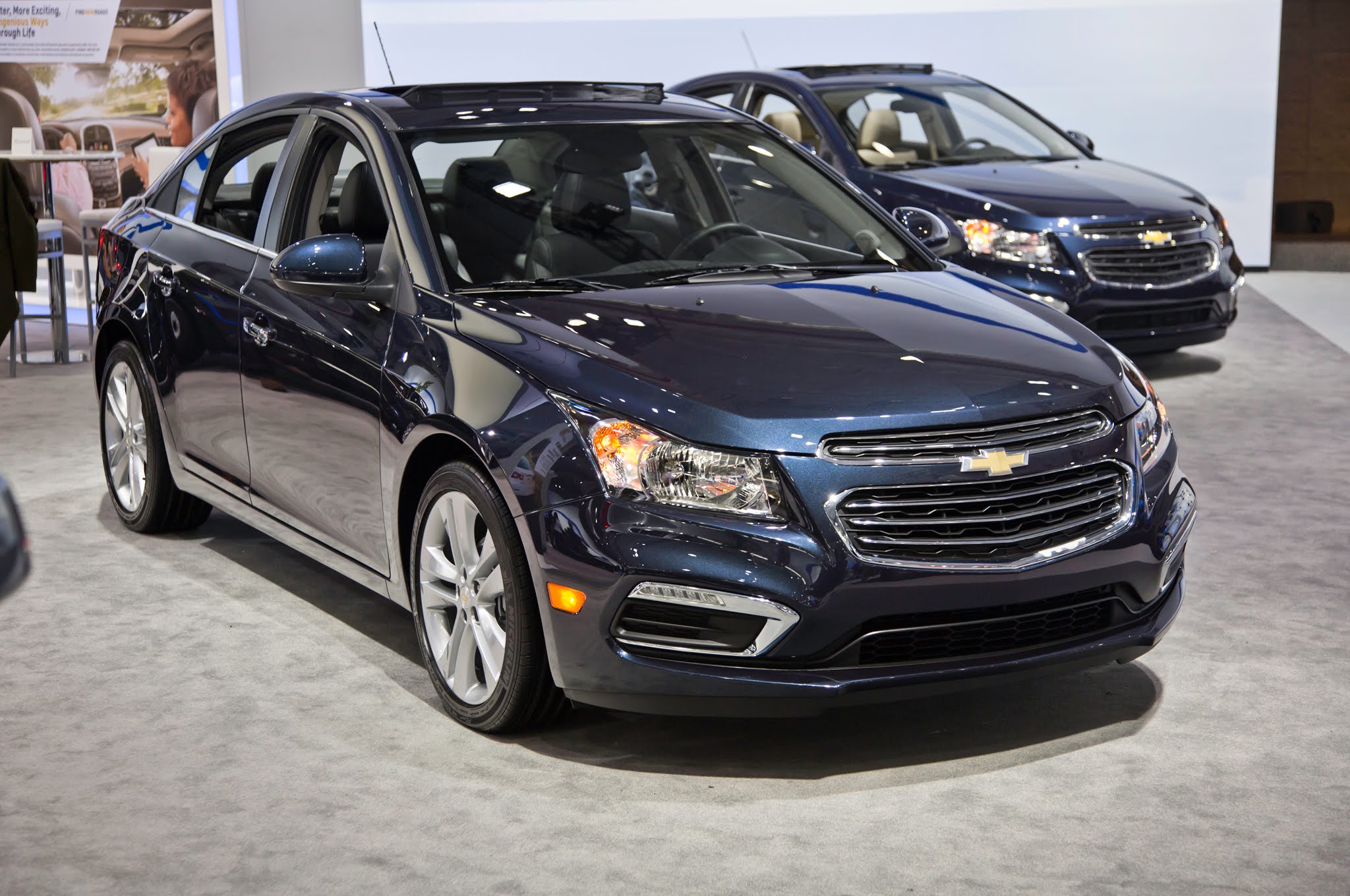 Chevrolet Cruze LTZ 2016 động cơ 1.8L còn có thêm van biến thiên (VVT) tối ưu hóa góc trùng lặp của van nạp và van xả. Do đó giảm lượng tiêu thụ nhiên liệu nhưng vẫn đảm bảo công suất mạnh mẽ cho cảm giác lái mượt mà. 