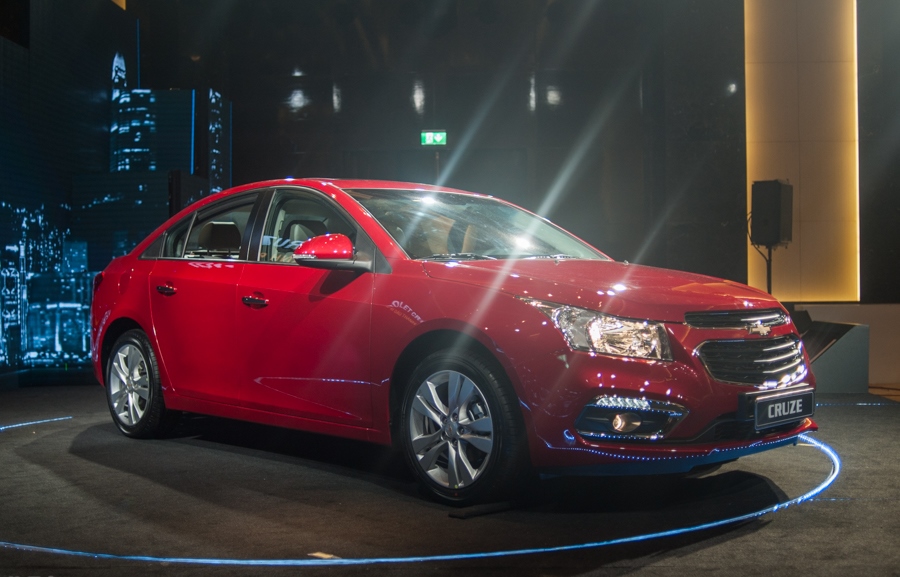 Chevrolet Cruze LTZ 2016 được trang bị vành la-zăng 5 chấu kép kích thước 17 inch lớn hơn phiên bản trước Cruze 2013 chỉ là 16 inch. 