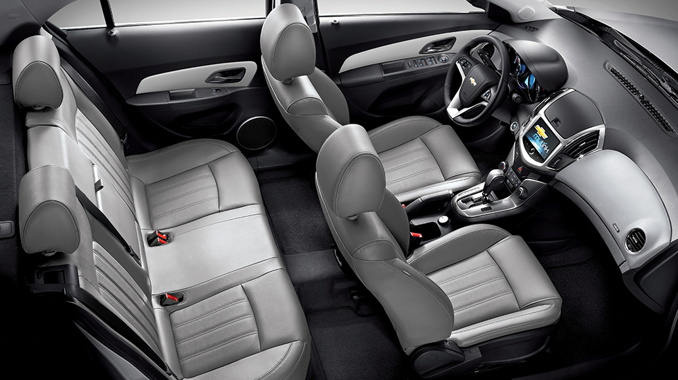 Nội thất với các đường nét tinh tế, và buồng lái kép đặc trưng của Chevrolet cho không gian rộng rãi thoải mái. 