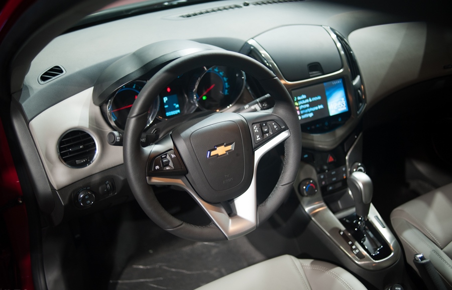 Cruze LTZ 2016 mới với hộp số tự động 6 cấp, có chế độ sang số bằng tay lái thể thao. Hệ thống đèn pha, đèn sương mù được thiết kế riêng biệt bằng núm xoay, ko nằm trên cần gạt như các xe thông thường.