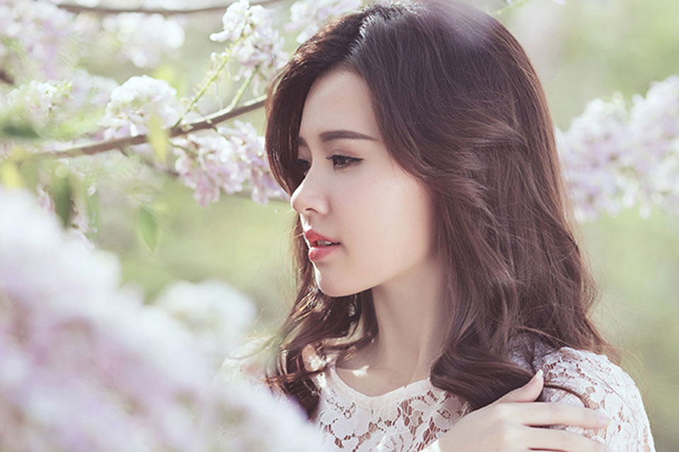 Cô luôn biết cách tập trung vào đôi mắt để khoe nét trong veo và trẻ trung. Gương mặt thon gọn là lợi thế khiến cô hấp dẫn trong mọi góc ảnh.