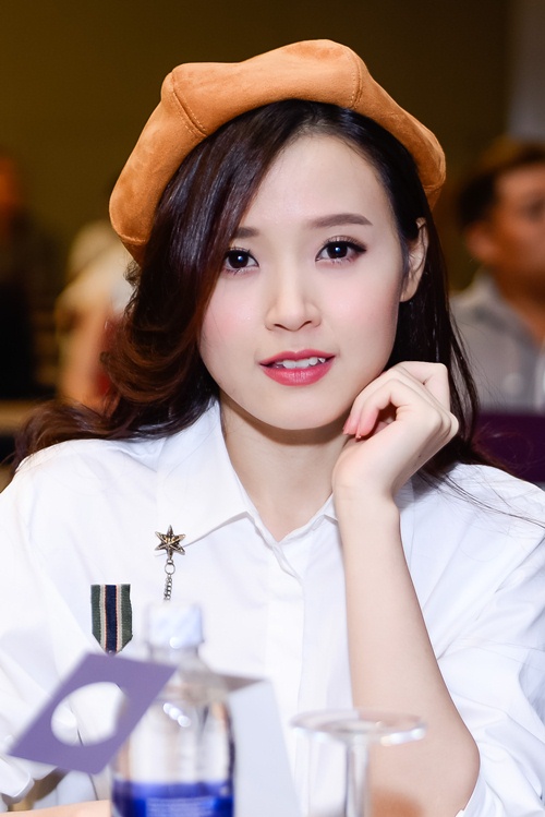 Trang điểm theo kiểu kẹo ngọt là hình ảnh thường thấy của Midu.