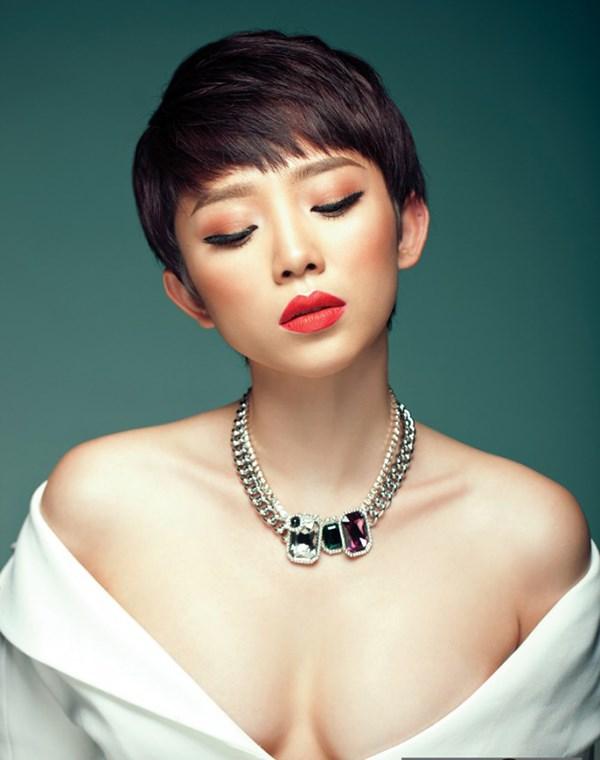 Tóc Tiên là nữ ca sĩ có màn lột xác rõ nét nhất về ngoại hình. Từ hình ảnh cô gái dễ thương và hồn nhiên với mái tóc xù bông, cô đã thay đổi hoàn toàn sau khi quay trở về từ Mỹ với mái tóc ngắn và gắn liền phong cách với hình ảnh sexy.