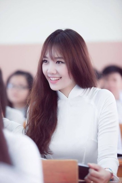 Gia nhập làng giải trí Việt khá lâu nhưng đến năm 2012, sau khi tham gia Cuộc đua kỳ thú cùng bạn trai cũ Tiến Đạt, Hari Won mới được biết đến. 