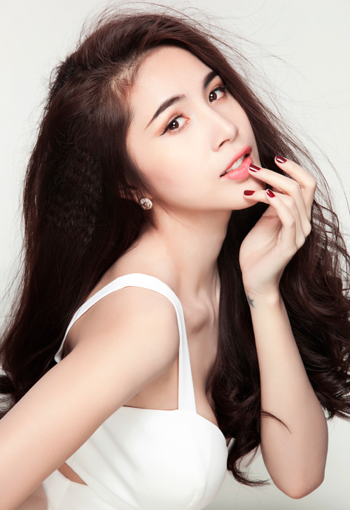 Thủy Tiên tên thật là Trần Thị Thủy Tiên, cô sinh ngày 25/11/1985.