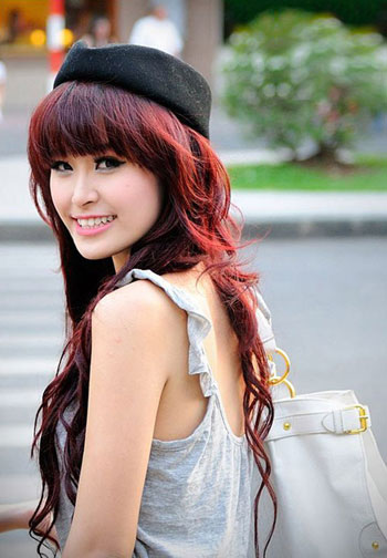 Mái tóc đỏ đặc trưng của Đông Nhi bắt đầu xuất hiện. Mái tóc đỏ đặc trưng của Đông Nhi bắt đầu xuất hiện.