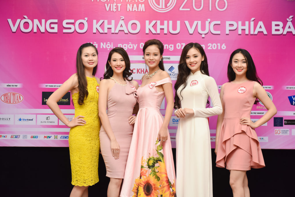Ngay khi bước vào vòng sơ khảo, các thí sinh tham gia kì kiểm tra nhân trắc học - hình thể khắt khe. Sau đó, những thí sinh đạt yêu cầu sẽ bước tiếp vào vòng phỏng vấn. Hội đồng Giám khảo sẽ lần lượt đưa ra các câu hỏi và thí sinh có cơ hội thể hiện bản thân, cũng như vẻ đẹp trí tuệ. Ngay khi bước vào vòng sơ khảo, các thí sinh tham gia kì kiểm tra nhân trắc học - hình thể khắt khe. Sau đó, những thí sinh đạt yêu cầu sẽ bước tiếp vào vòng phỏng vấn. Hội đồng Giám khảo sẽ lần lượt đưa ra các câu hỏi và thí sinh có cơ hội thể hiện bản thân, cũng như vẻ đẹp trí tuệ.