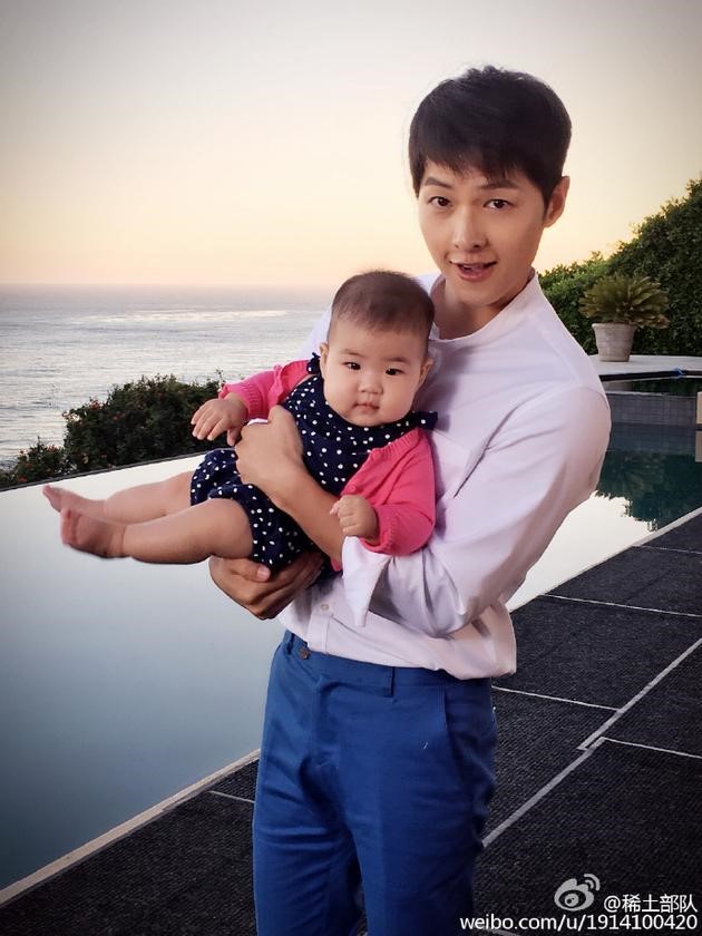 Song Joong Ki bị ‘đàn chị’ Chương Tử Di tung ảnh độc