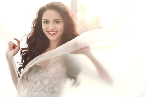 Cô cũng vinh dự lọt vào top 14 cuộc thi sắc đẹp Miss Earth 2010 (tổ chức tại Việt Nam).