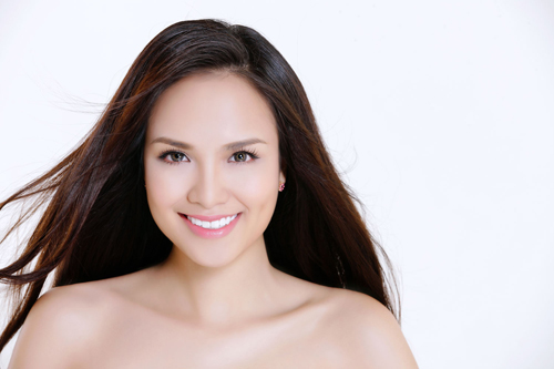 Diễm Hương là một trong số ít những hoa hậu sau khi đăng quang vẫn giữ được nét đẹp tự nhiên mà không có sự can thiệp của dao kéo. 