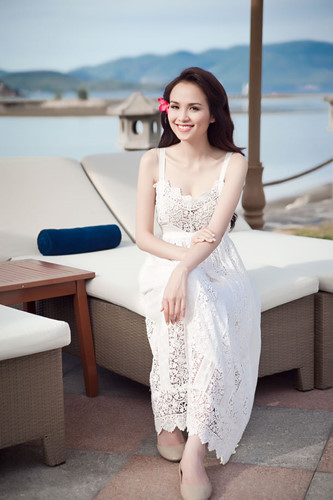 Sở hữu thân hình nuột nà, vóc dáng cân đối, đôi má lúm đồng tiền dễ thương, cô luôn xuất hiện trước công chúng đầy thân thiện với diện mạo rạng ngời cùng nụ cười tỏa nắng.