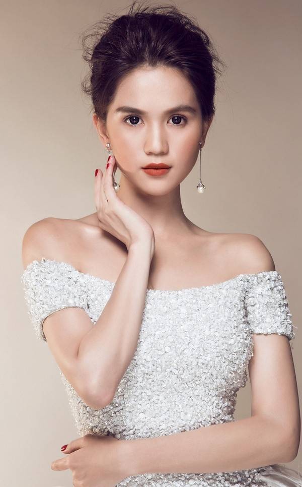 Năm 2005, cô đạt giải Người đẹp ăn ảnh của cuộc thi Siêu mẫu Việt Nam. 