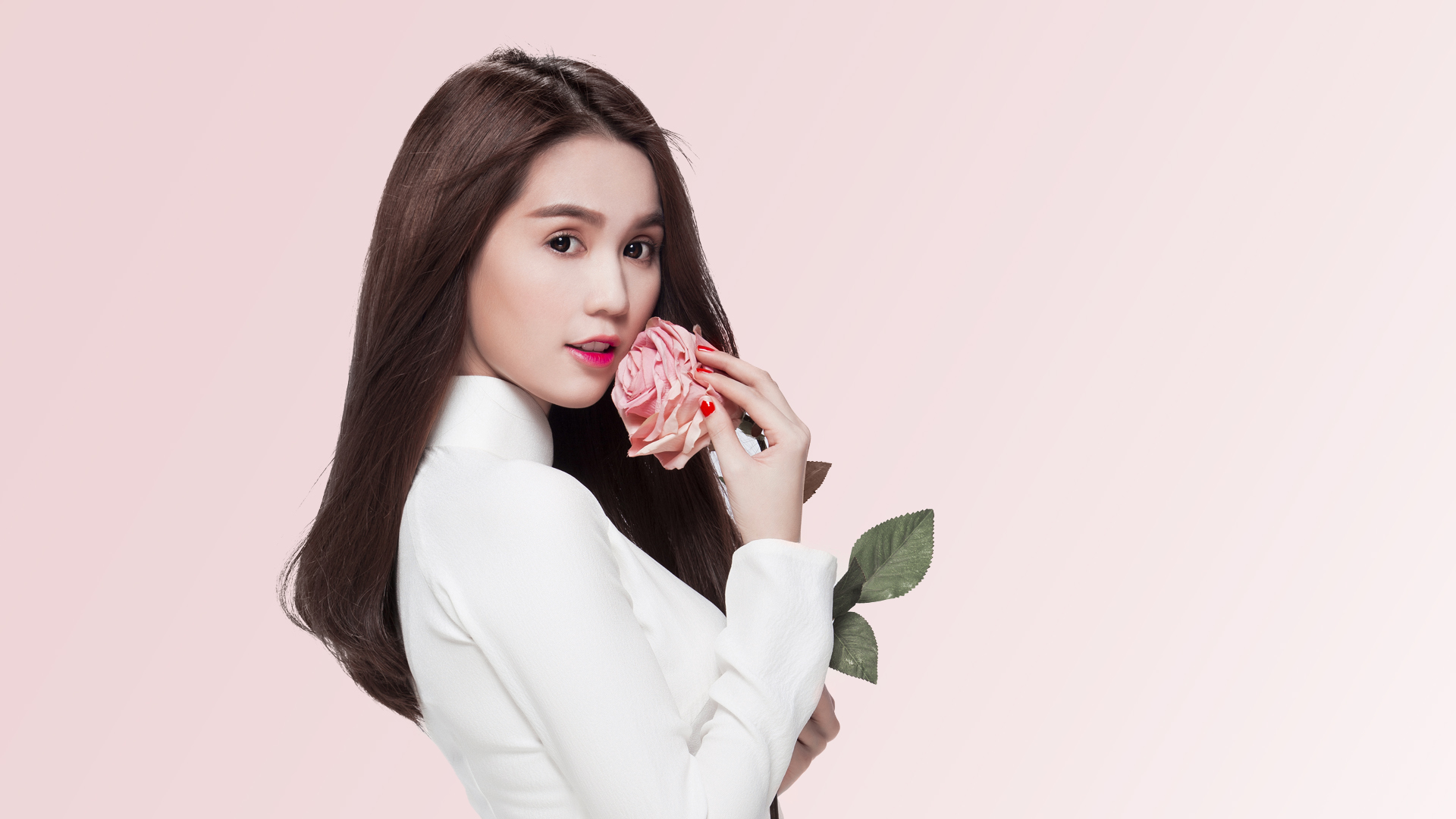 Trở thành người mẫu của Venus từ năm 15 tuổi, Ngọc Trinh được biết đến với nụ cười tươi tắn, số đo 3 vòng 87-59-92 và chiều cao 1,71 m. 