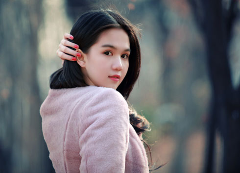 Ngọc Trinh sở hữu gương mặt dễ thương, nhất là đôi mắt tròn long lanh giúp cô toát lên vẻ trong sáng, ngây thơ.