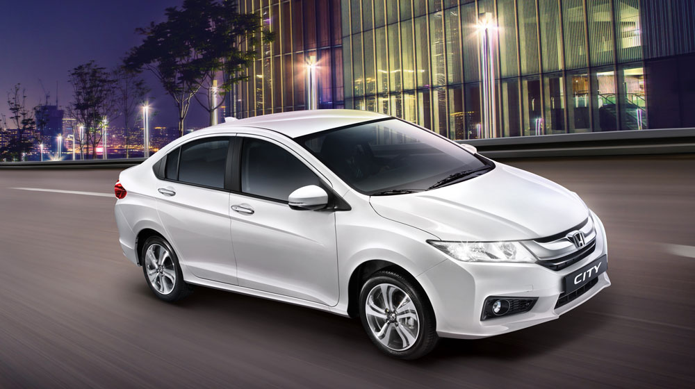 Tính cạnh tranh của Honda City tăng thêm khi chiếc xe được niêm yết giá mới cho phiên bản số tự động AT là 583 triệu đồng và bản số sàn MT là 533 triệu đồng - thay vì đạt mức 604 và 552 triệu đồng như trước đây.