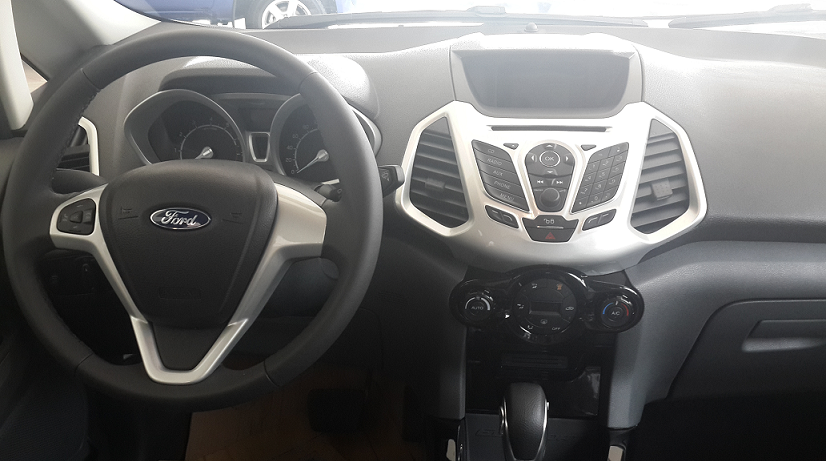 Nội thất của xe thiết kế khá tương đồng với chiếc Fiesta gồm vô lăng 3 chấu thể thao tích hợp phím chức năng, viền được mạ crôm sáng, nút khởi động Start/Stop thay chìa khóa, vô lăng tích hợp thêm tích năng nhận lệnh bằng giọng nói, đồng hồ hiển thị thông số kỹ thuật nằm sâu ở sau vô-lăng, bảng cần số nằm ở giữa.