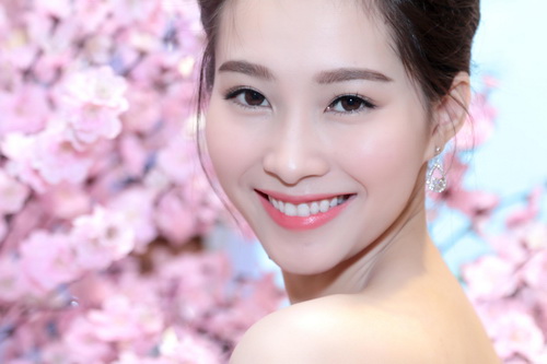 Hoa hậu Thu Thảo không cần hở, và cũng rất ít khi hở nhưng ở bất cứ góc nhìn nào, cô cũng đủ sức quyến rũ được người đối diện chỉ bằng một cái liếc mắt hay nụ cười của mình. Hoa hậu Thu Thảo không cần hở, và cũng rất ít khi hở nhưng ở bất cứ góc nhìn nào, cô cũng đủ sức quyến rũ được người đối diện chỉ bằng một cái liếc mắt hay nụ cười của mình.