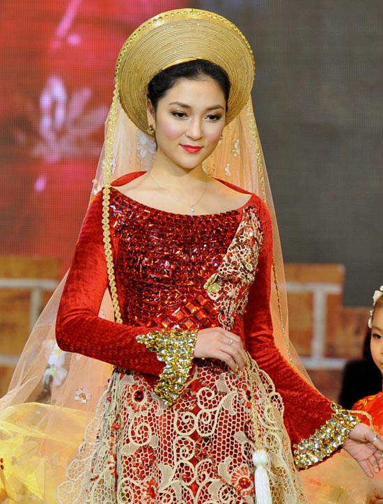 Nguyễn Thị Huyền sở hữu vẻ đẹp Á Đông tự nhiên, mặn mà và nền nã. Nguyễn Thị Huyền sở hữu vẻ đẹp Á Đông tự nhiên, mặn mà và nền nã.