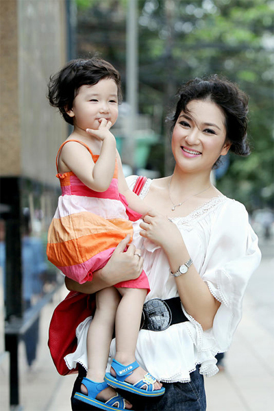Sau khi sinh con gái đầu lòng và trải qua biến cố hôn nhân, vẻ đẹp quên thời gian hiếm có của Nguyễn Thị Huyền vẫn khiến bao người say đắm. Sau khi sinh con gái đầu lòng và trải qua biến cố hôn nhân, vẻ đẹp quên thời gian hiếm có của Nguyễn Thị Huyền vẫn khiến bao người say đắm.