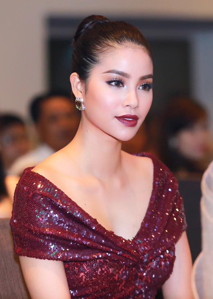 Phạm Hương sở hữu gương mặt sắc sảo mang vẻ đẹp khó trộn lẫn, nụ cười tươi, ánh mắt hút hồn cùng thần thái của một Hoa hậu. Phạm Hương sở hữu gương mặt sắc sảo mang vẻ đẹp khó trộn lẫn, nụ cười tươi, ánh mắt hút hồn cùng thần thái của một Hoa hậu.
