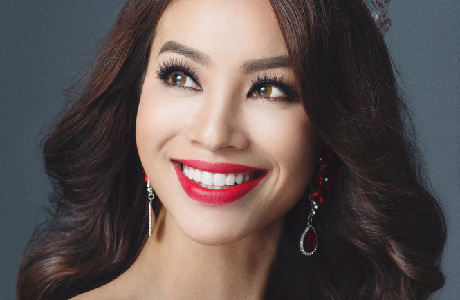 Phạm Hương đăng quang Hoa hậu Hoàn vũ Việt Nam 2015 trong sự đồng tình, ủng hộ của nhiều người hâm mộ. Phạm Hương đăng quang Hoa hậu Hoàn vũ Việt Nam 2015 trong sự đồng tình, ủng hộ của nhiều người hâm mộ.