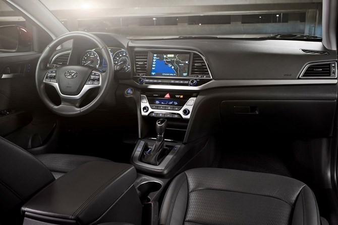 Elantra cũng là mẫu xe đầu tiên cho tài xế tùy chọn 3 chế độ lái Tiết kiệm (Eco), Bình thường (Normal) và Thể thao (Sport) nhằm tăng cảm xúc khi lái.