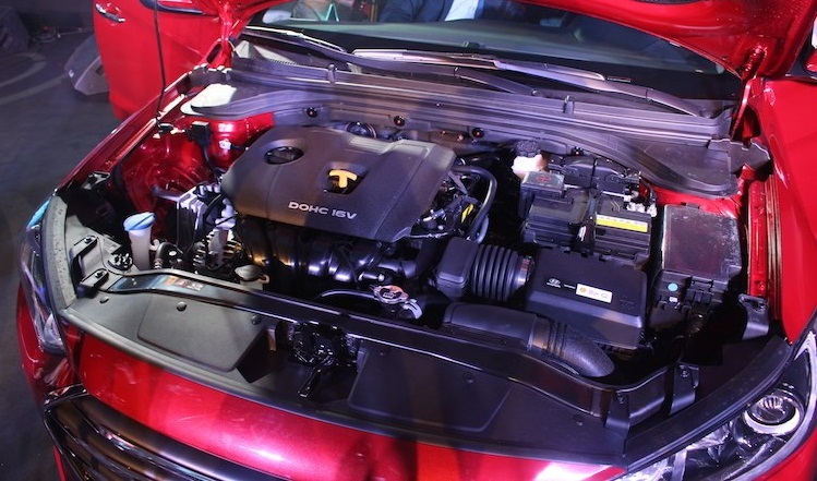 Elantra chia thành 3 phiên bản, gồm 1.6MT lắp số sàn 6 cấp. Hai bản 1.6AT và 2.0AT lắp hộp số tự động 6 cấp.