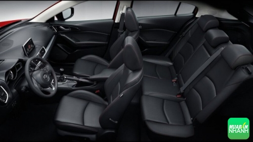 Hầu hết là chi tiết nhựa, ít bóng bảy như phong cách Hyundai vài năm trước đây. Ngôn ngữ nội thất cũng chưa rõ ràng và thống nhất về xu hướng. 
