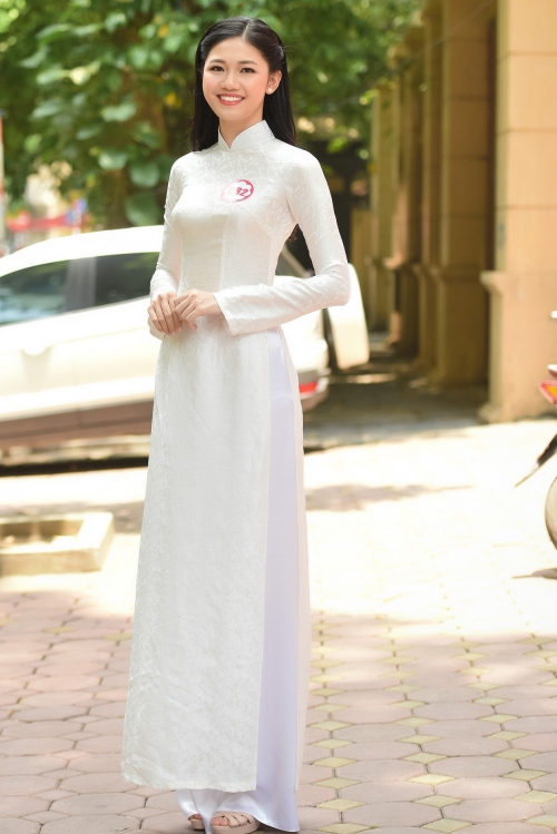 Có thể thấy, Thanh Tú sở hữu gương mặt khá giống chị gái với đôi mắt to tròn, các đường nét trên khuôn mặt hài hòa, cân đối.