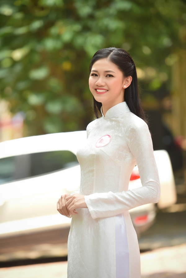 Cô được nhận xét mang nét đẹp thanh lịch và nụ cười duyên.