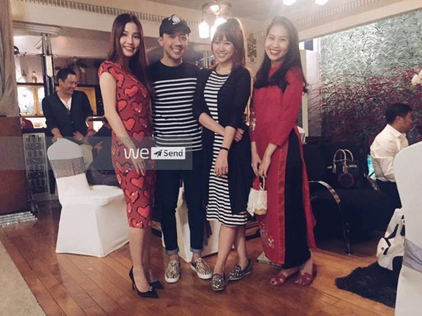 Cả hai lần đầu xuất hiện tại một sự kiện trong trang phục đôi. Hình ảnh này xuất hiện trên mạng xã hội chỉ sau vài ngày kể từ khi cặp đôi xác nhận mối quan hệ tình cảm.