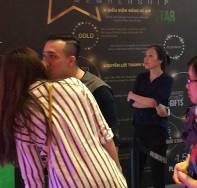 Cả hai tình tứ hẹn hò đi xem phim và thoải mái trao nhau nụ hôn giữa chốn đông người như lời khẳng định về mối quan hệ vẫn tiến triển.
