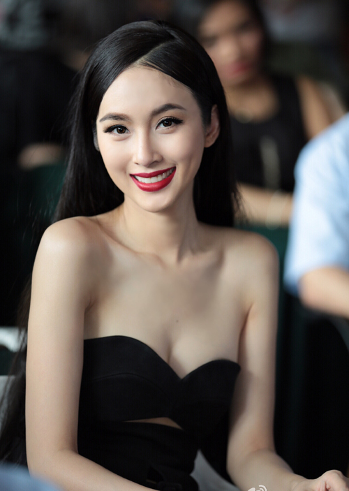 Gương mặt thanh tú, vóc dáng ngọt ngào với số đo ba vòng hoàn hảo khiến hoa phải hờn, nguyệt phải thẹn.